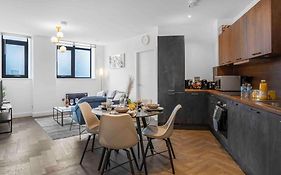 Luxury 2 Bedroom Apartment B5 Near China Town & O2